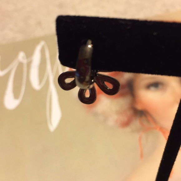 BNWT DAVID TUTERA EMBELLISHED BLACK CRYSTAL POST BACK EARRINGS - Picture 5 of 5